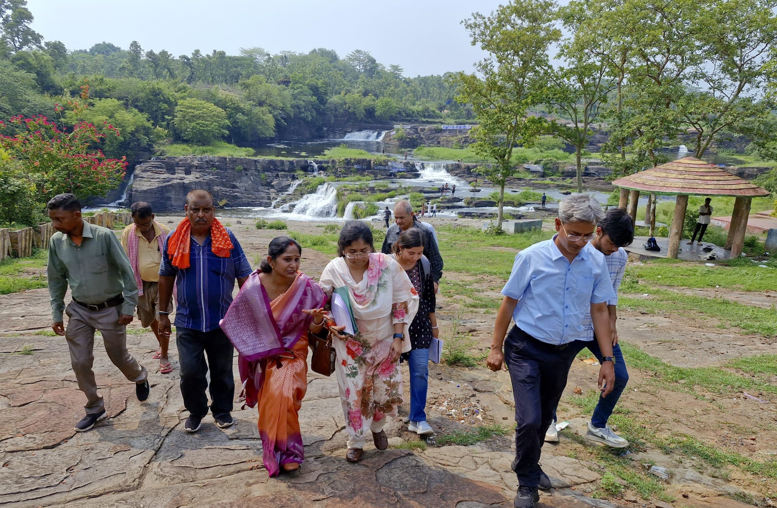 Dhanbad News: केंद्रीय पर्यटन विभाग की टीम ने किया भटिंडा फॉल का दौरा