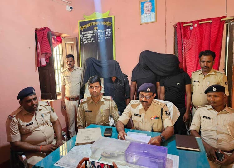 बैकुंठपुर में लूट की मोटरसाइकिल, कट्टा व कारतूस के साथ चार बाइक लुटेरे गिरफ्तार, अलग-अलग थाना क्षेत्रों के नौ लूटकांडों में संलिप्तता को स्वीकारा