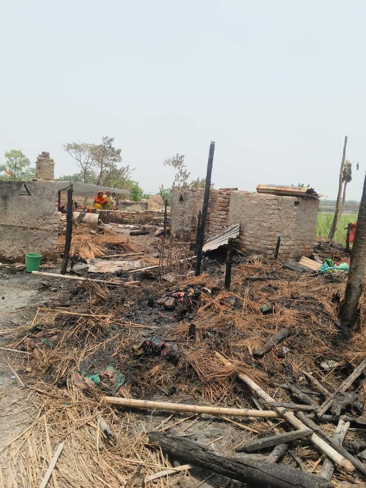 Bettiah : पूर्वी तुरहापट्टी में शार्ट-सर्किट से हुई अगलगी में डेढ़ दर्जन घर जले, लाखों की क्षति