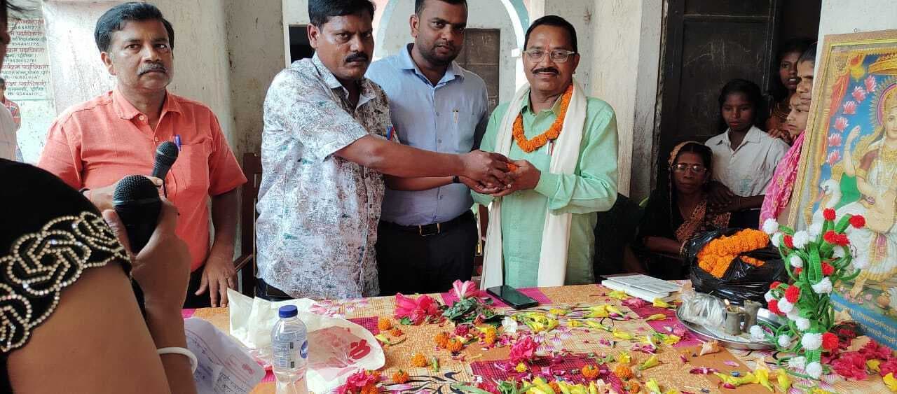 सेवानिवृत्ति पर प्रधानाध्यापक को दी विदाई