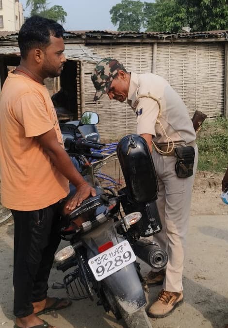 वाहन जांच में पुलिस ने वसूला पांच हजार जुर्माना