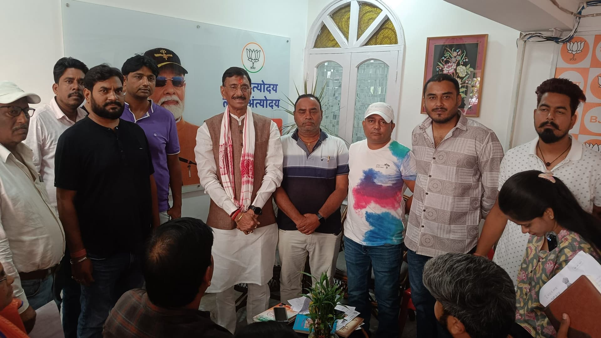 ठेकेदारों ने असैनिक विभाग प्रमुख की शिकायत रक्षा राज्य मंत्री से की