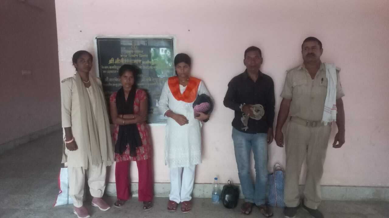 दंपती सहित तीन लोगों को शराब के साथ किया गिरफ्तार