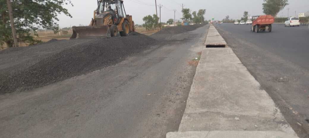 छज्जूपुर के पास सर्विस रोड पर ही गिट्टी का भंडारण, परेशानी