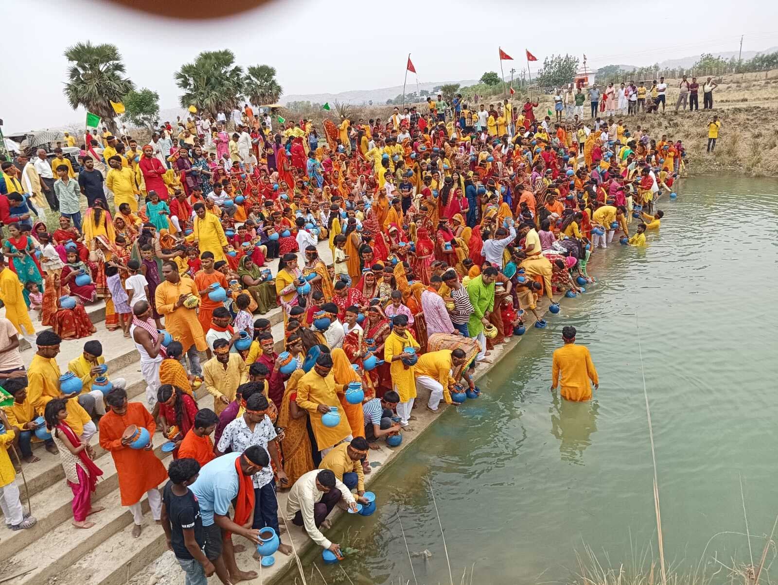 वजीरगंज के कोल्हना में महायज्ञ के लिए निकली कलशयात्रा