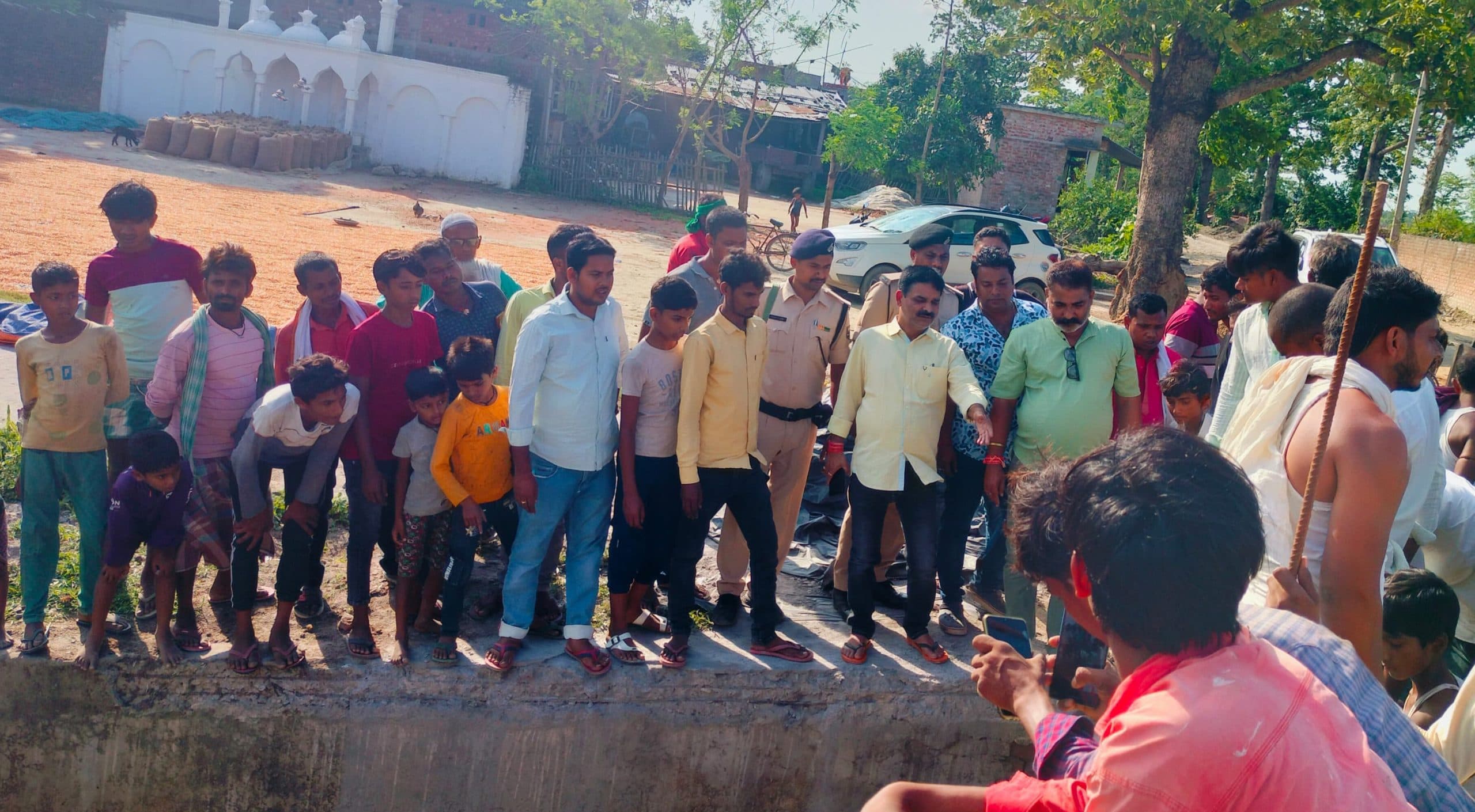 सड़क निर्माण में अनियमितता की शिकायत पर पहुंचे विधायक, दी हिदायत