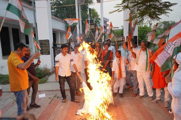 Motihari: कांग्रेस ने सरकार का पुतला दहन कर जताया विरोध