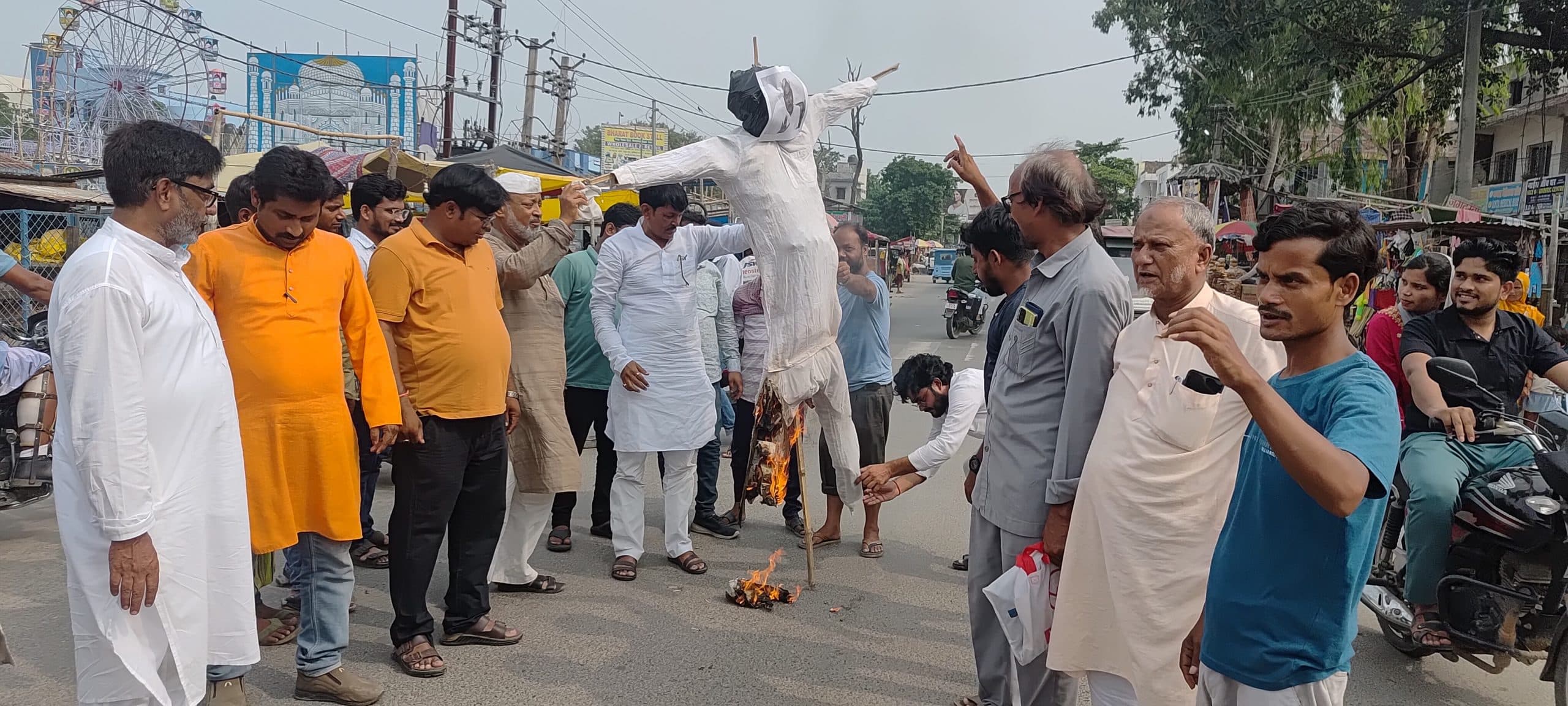कांग्रेसियों ने मुख्यमंत्री का पुतला फूंका