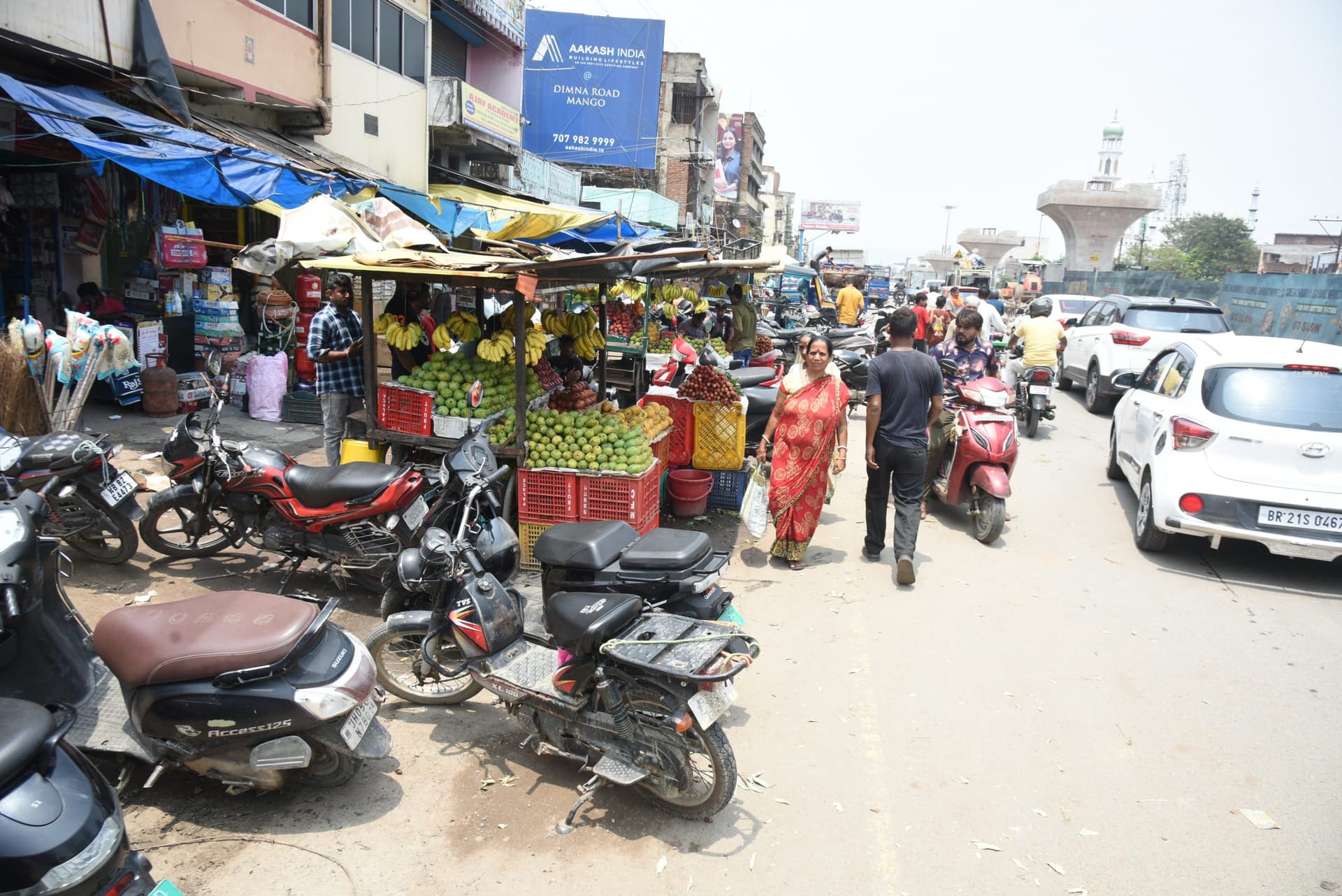 Jamshedpur news. मानगो में फुटपाथ बना अस्थायी दुकान, लोगों का चलना हुआ मुश्किल