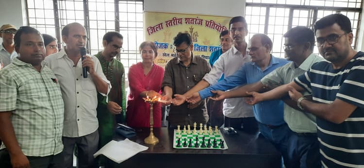 Madhubani News : जिला स्तरीय शतरंज प्रतियोगिता का हुआ आयोजन