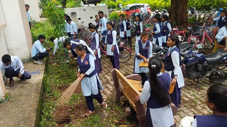 Chaibasa News : विद्यार्थियों में पर्यावरण संरक्षण के लिए जागरूकता जरूरी : डॉ गीता
