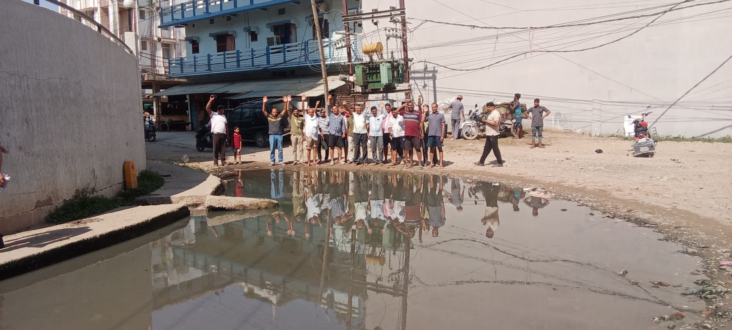 ऊर्जा नगर में जल जमाव के विरोध में लोगों ने किया प्रदर्शन