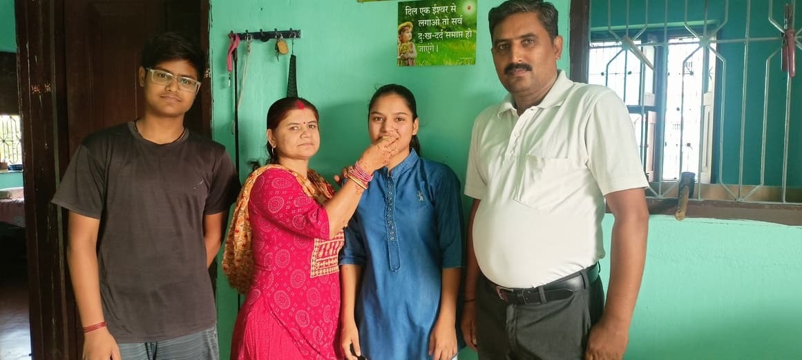 बड़ी बहन को जिले में छठा स्थान, छोटी रहीं साइंस की स्कूल टॉपर