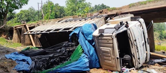 सुंदर नदी में छड़ लदा ट्रक पलटा, कोई हताहत नहीं