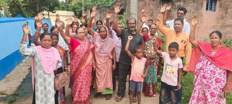 East Singhbhum News : सड़क पर गंदा पानी बहा रहे घर को ग्रामीणों ने घेराव किया