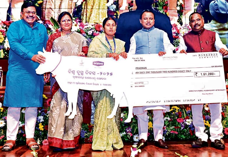 Bhubaneswar News: ओमफेड डेयरी के किसानों को दूध पर प्रति लीटर तीन रुपये अतिरिक्त मिलेंगे