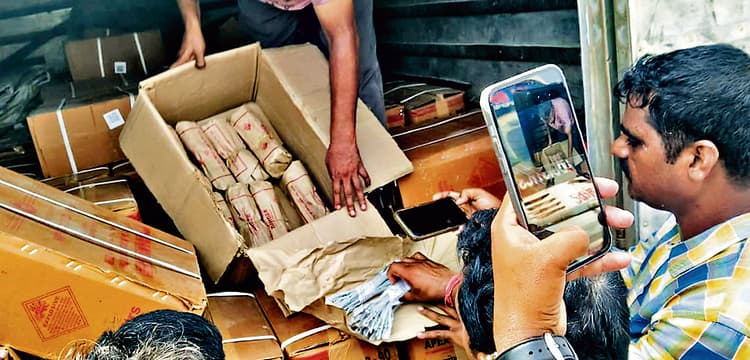 Rouekela News: देवगां पेट्रोल पंप से 116 पेटी जिलेटिन व अन्य विस्फोटक लदी वैन बरामद