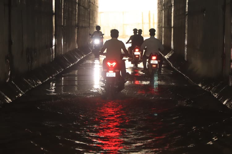 Jamshedpur News : लोको का अंडर पास ने लिया नाले का रूप, छत से टपक रहा है पानी