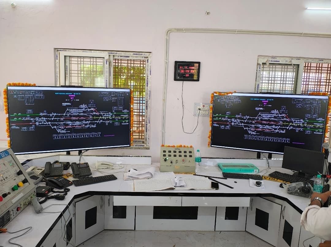 कुदरा स्टेशन पर लगा इलेक्ट्रॉनिक इंटरलॉकिंग सिस्टम