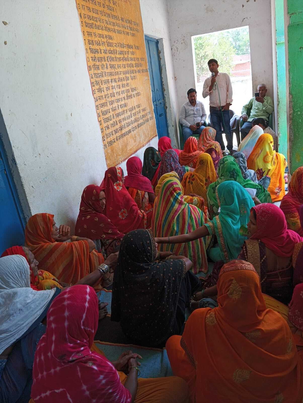 चौपाल लगाकर जैविक खेती की दी गयी जानकारी