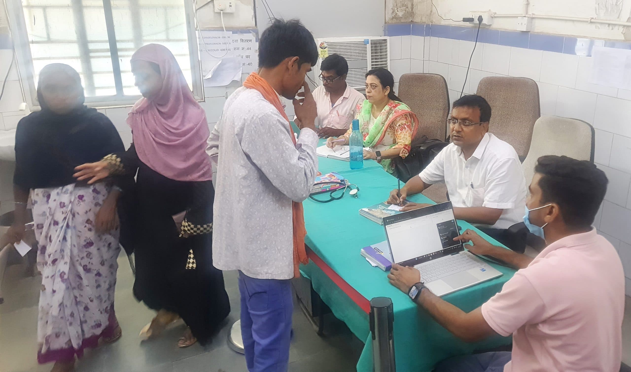 मरीजों की बढ़ी भीड़, उपाधीक्षक ने किया इलाज