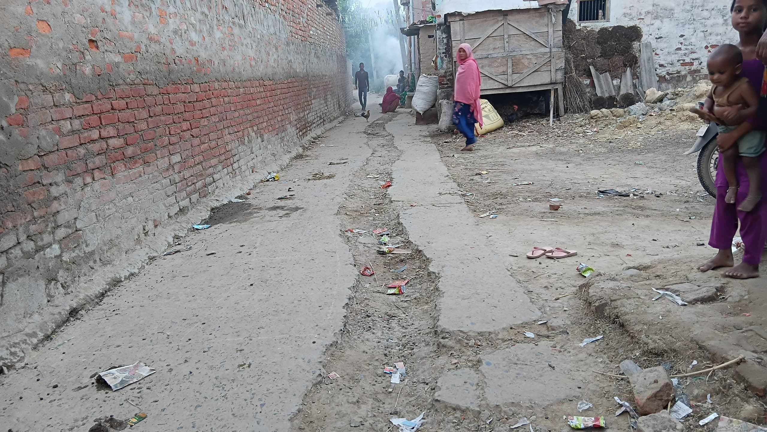 Madhubani : क्षतिग्रस्त सड़क पर जमा रहता है बरसात का पानी