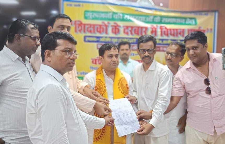 hajipur news. शिक्षकों ने विधान पार्षद को सौंपा ज्ञापन