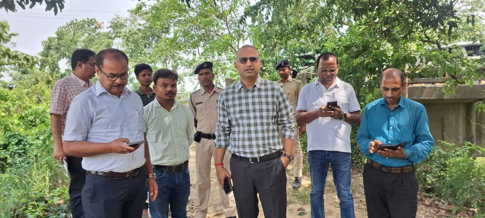 Madhubani : एसडीएम ने महाराजी बांध व धौंस नदी के तटबंधों का लिया जायजा