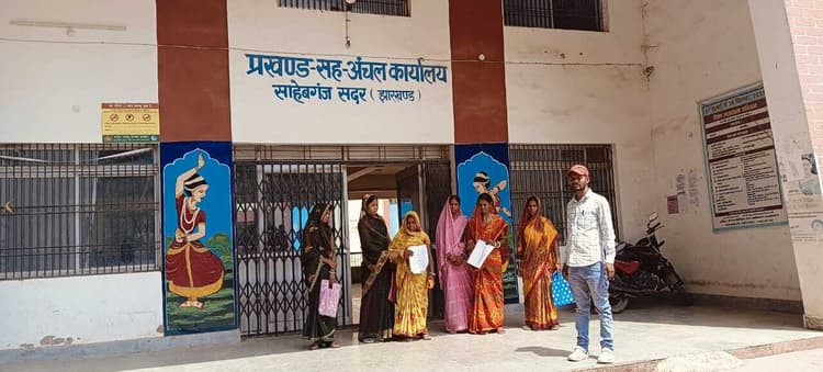 आवास योजना में पैसे मांगने का आरोप, बीडीओ से की शिकायत