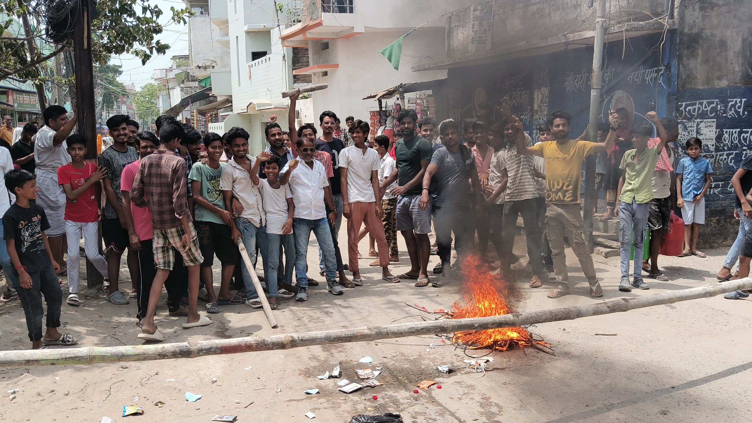 Motihari : नकछेद टोला में बिजली को लेकर लोगों ने जाम की सड़क