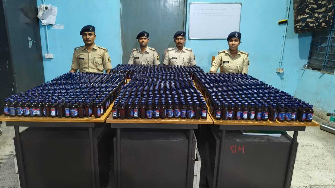 1468 बोतल प्रतिबंधित कप सिरफ के साथ महिला तस्कर गिरफ्तार