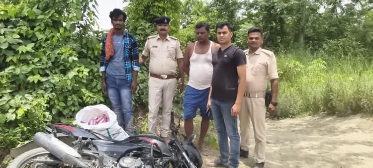 चोरी की बाइक व 43.4 लीटर देशी शराब के साथ दो तस्कर गिरफ्तार