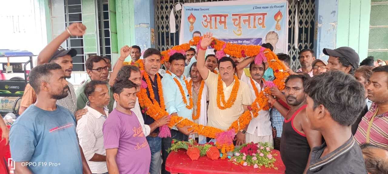 स्टेशन के दोनों तरफ स्टैंड का शुल्क एक समान हो, विकास