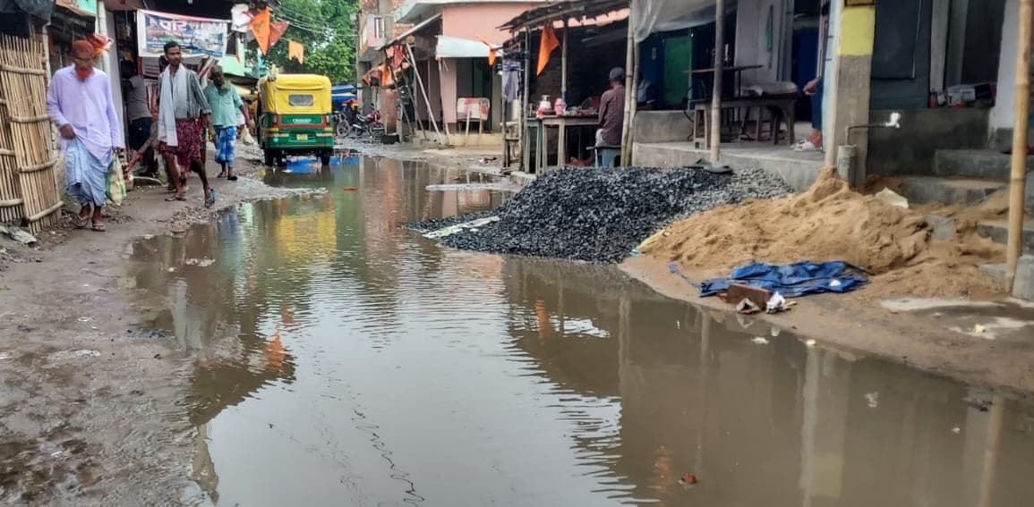 अमदाबाद बाजार में जलजमाव व जाम की समस्या से जूझ रहे लोग, प्रशासन बेखबर