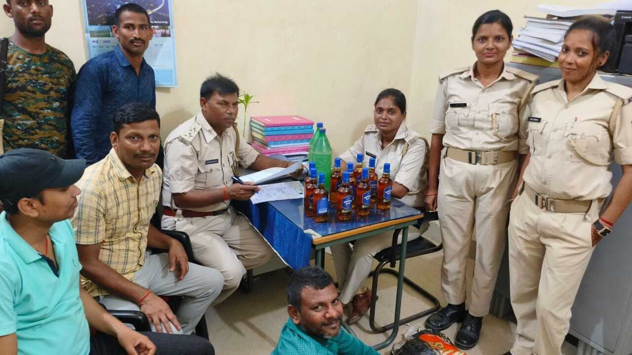 20 लीटर शराब के साथ तीन तस्कर गिरफ्तार, बाइक जब्त