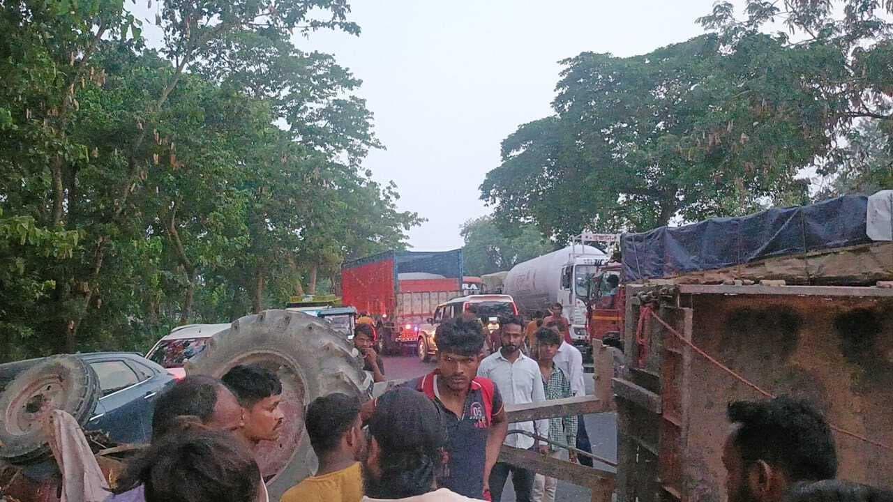 कोढ़ा में नहर पुल के पास छड़ से लदा ट्रैक्टर पलटा,