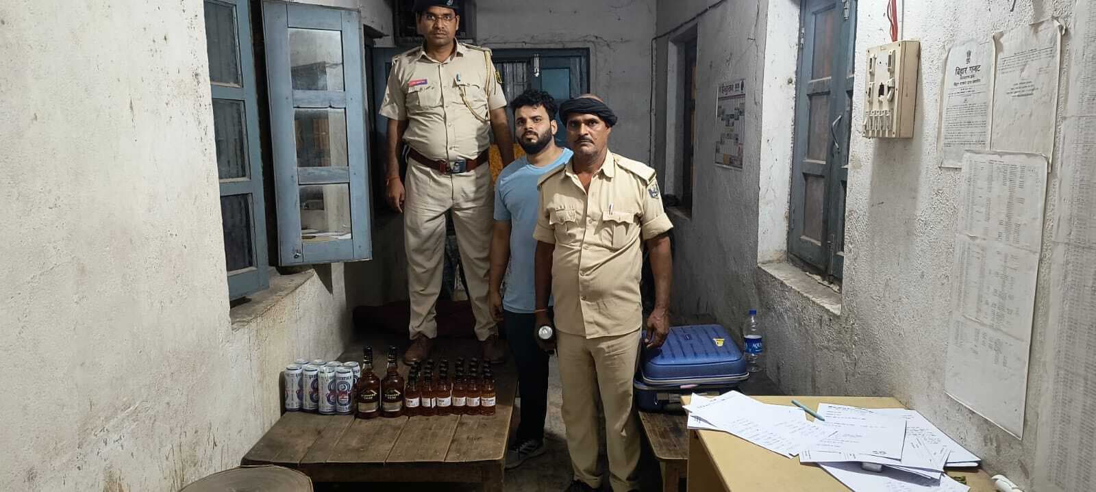 34 बोतल शराब व बियर के साथ तस्कर गिरफ्तार