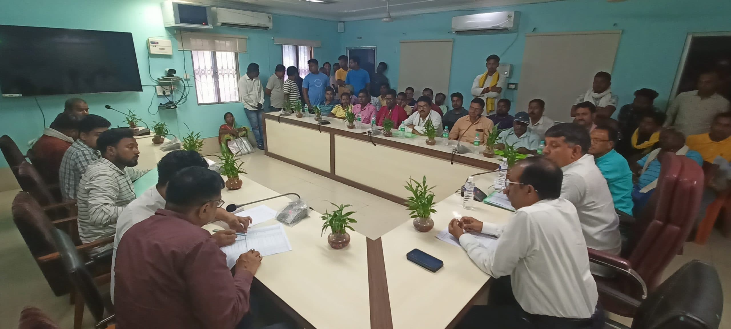 डंपर चालकों को तिरपाल ढककर कोयला ढुलायी करने का दिया निर्देश