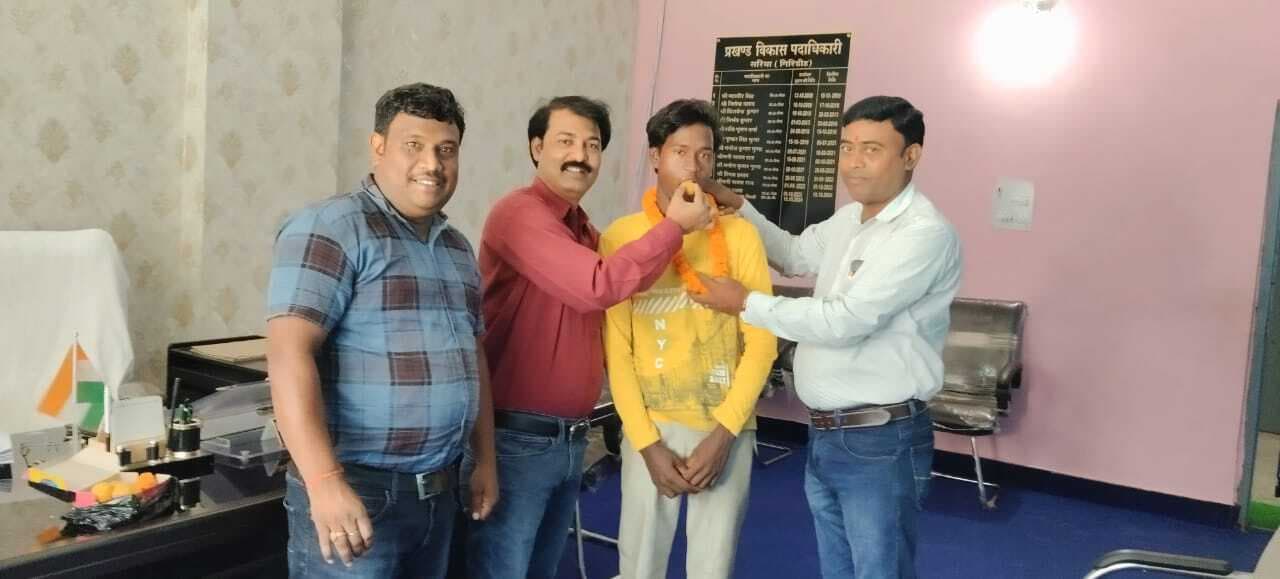 Giridih News :मैट्रिक की परीक्षा पास करने पर मुकेश बिरहोर को बीडीओ ने किया सम्मानित