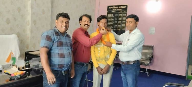 Giridih News :मैट्रिक की परीक्षा पास करने पर मुकेश बिरहोर को बीडीओ ने किया सम्मानित