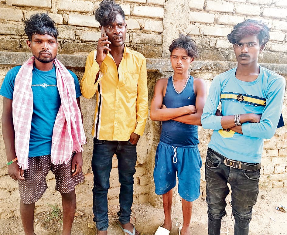 Ara News : ट्रैक्टर अनियंत्रित होकर बिजली के खंभे से टकराया, चालक की मौत