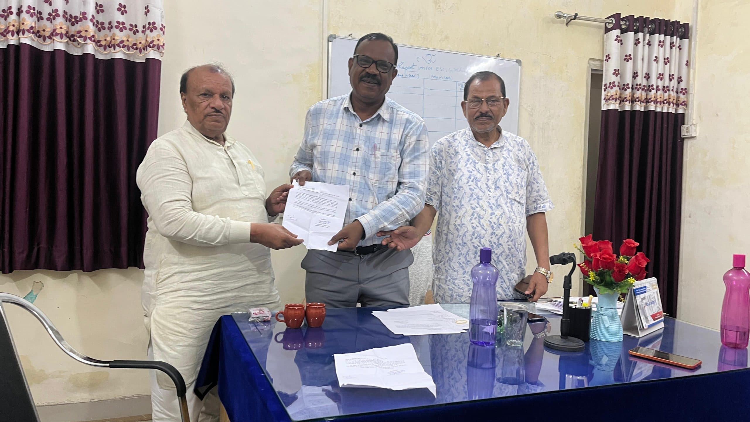 Giridih News :विद्युत अधीक्षण अभियंता को ज्ञापन सौंप नया ट्रांसफॉर्मर के लगाने की मांग