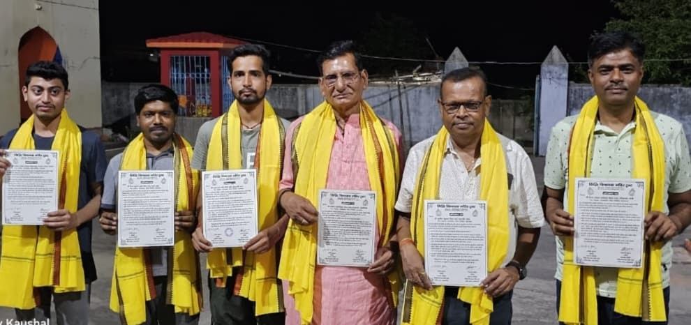 Giridih News :ट्रस्ट ने किया छह आजीवन सेवकों को सम्मानित