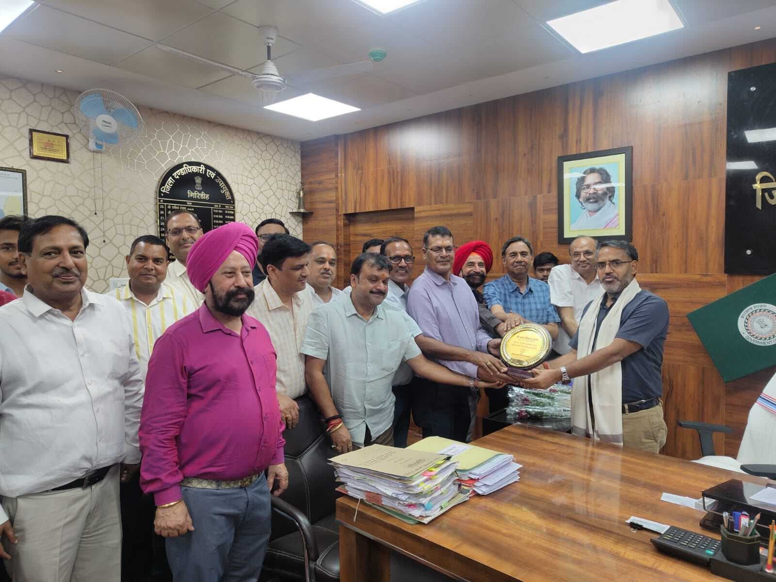 Giridih News :डीसी से मिला चेंबर ऑफ कॉमर्स का प्रतिनिधिमंडल