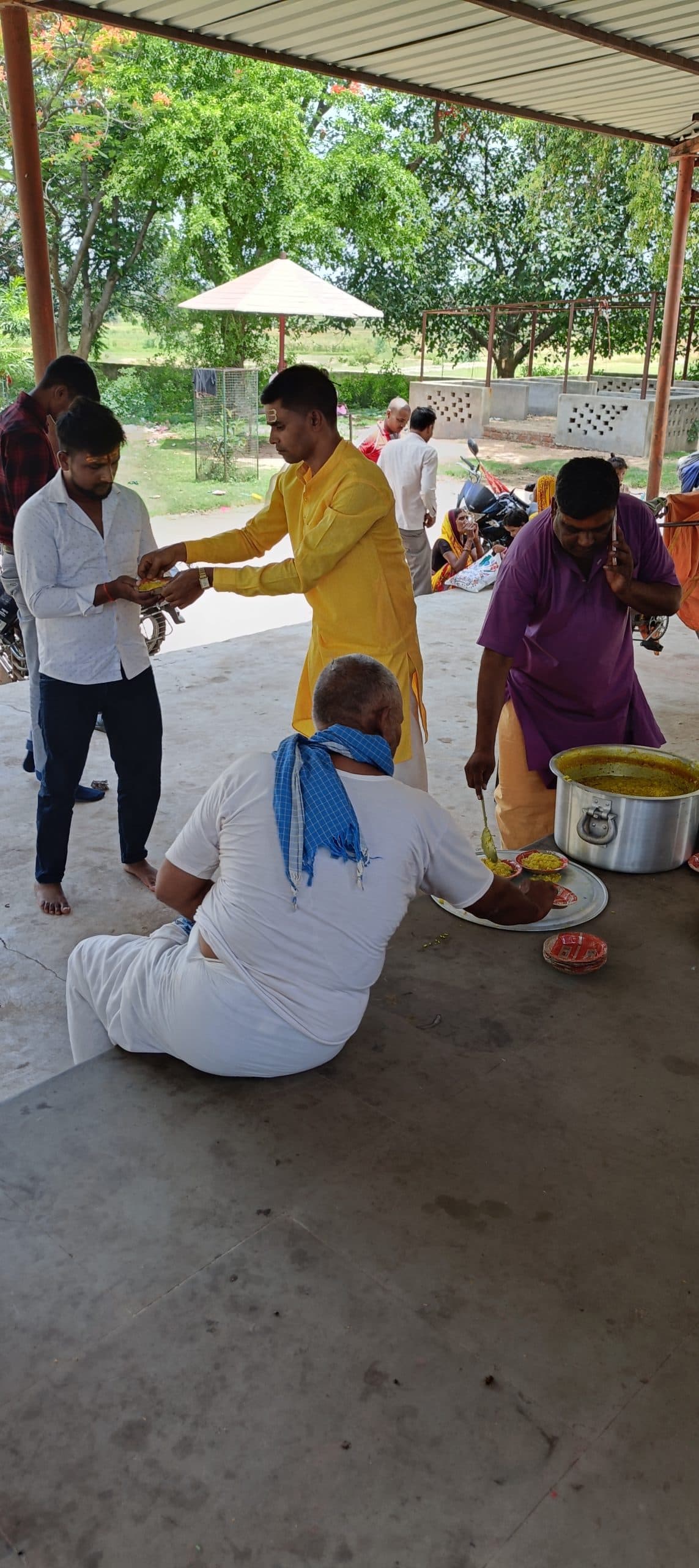 Giridih News :हरिनाम कीर्तन में हुआ भंडारे का आयोजन