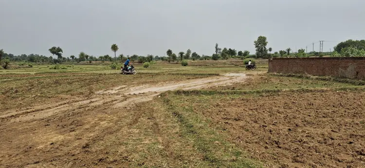 Giridih News :खरियोडीह-घोरंजी सड़क को दो जगह काटा, चलना मुश्किल