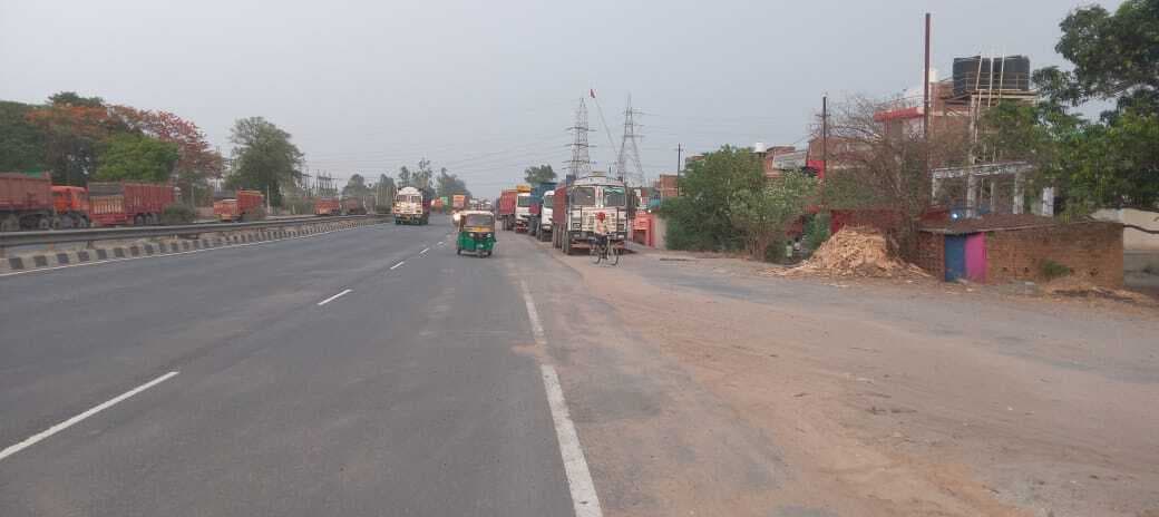 इएसटीपी चालान कटाने के लिए जीटी रोड पर घंटों खड़े रहते हैं बालू लदे वाहन