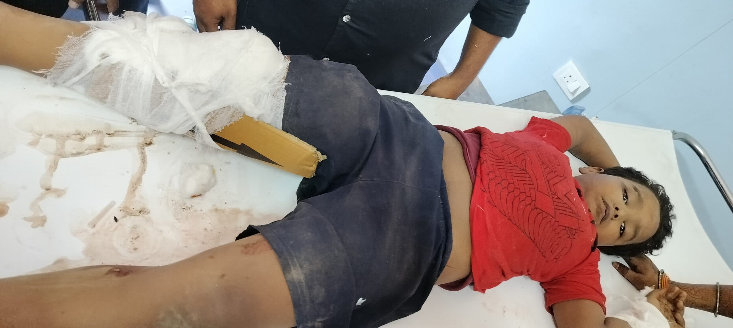 कार व स्कूटी की टक्कर में पिता-पुत्र व नाती घायल, रेफर