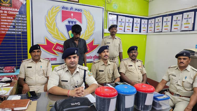 बेलडांगा में पुलिस ने पकड़ा गांजा तस्कर, तीन किलो गांजा बरामदबरहरवा एसडीपीओ नितिन खंडेलवाल ने प्रेस कॉन्फ्रेंस कर दी जानकारी