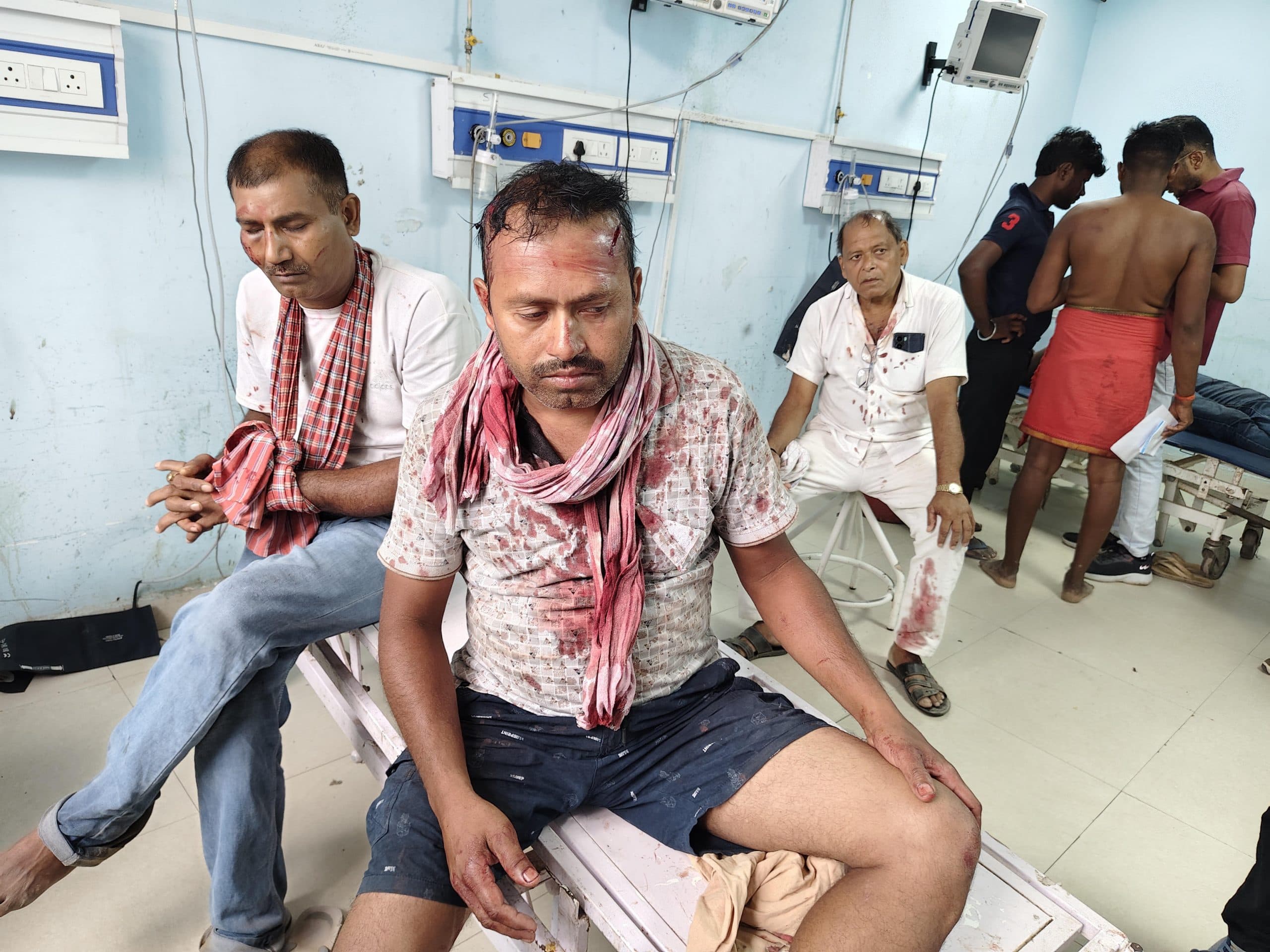 सरिया चोरी का विरोध करने पर बाप-बेटा समेत तीन को पीटा